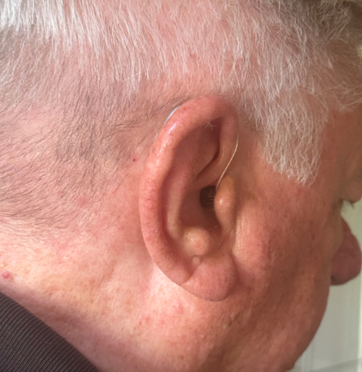 right resound vivia 9 in sparkling silver on right ear close up