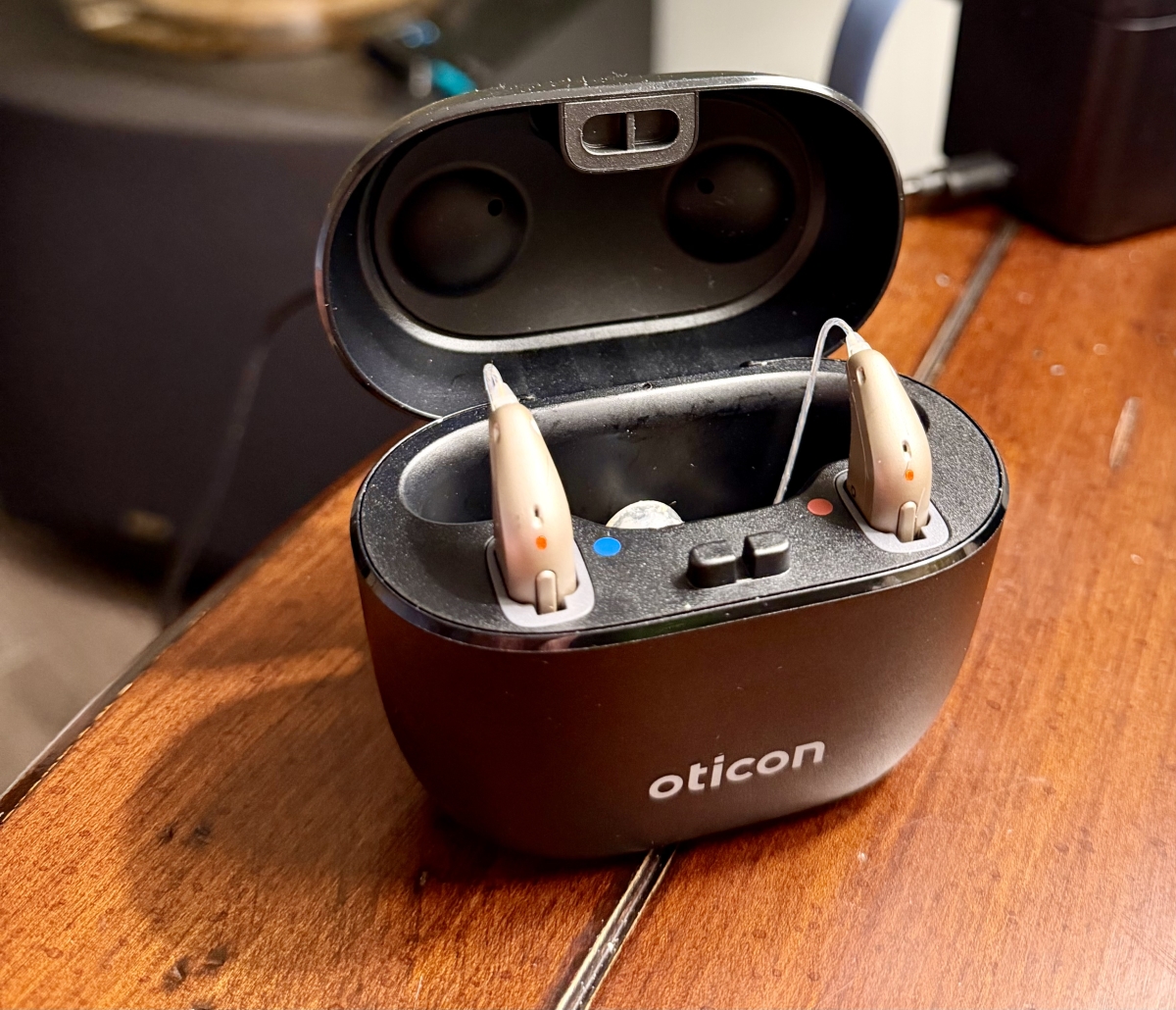 Pair of Otiocn Intent 1 in chroma beige in charger