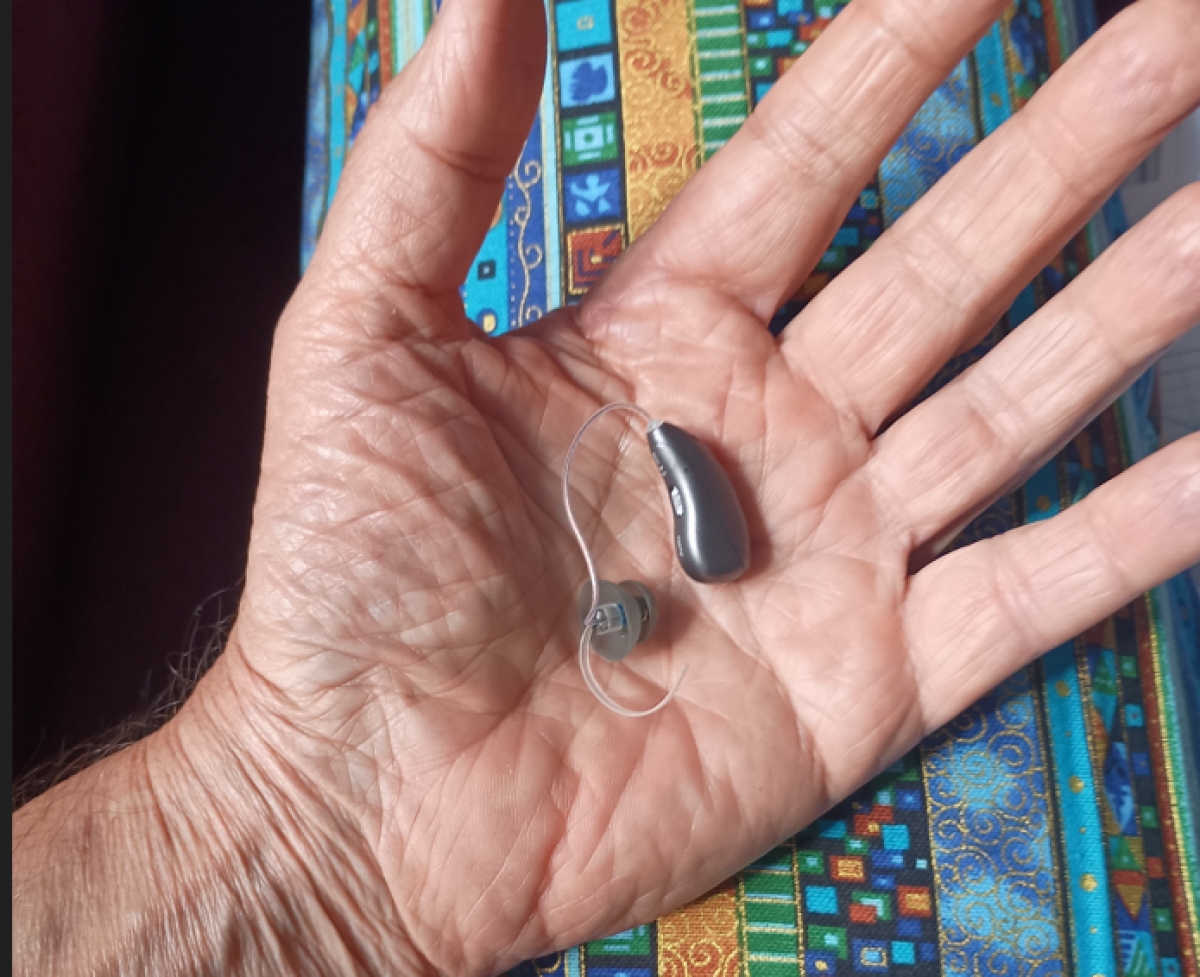  phonak audeo infinio ultra 70 in graphite grey in hand