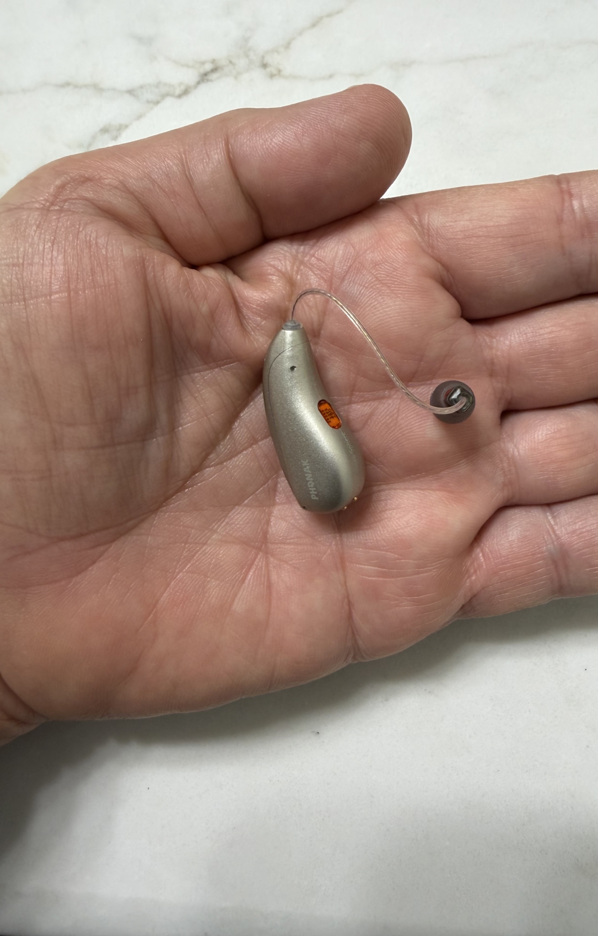 Phonak Audeo Infinio Ultra Sphere color champagne in hand
