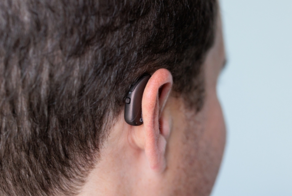 widex allure 440 in dark cherry on right ear