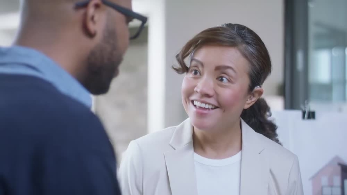 Preview for the "Conversations shine for everyone with Naída Lumity" video